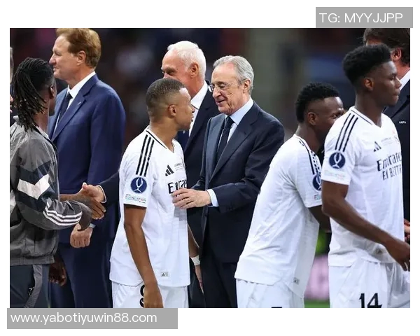 皇马举行圣诞公开训练姆巴佩与球迷亲密互动签名合影 皇马举行圣诞公开训练姆巴佩与球迷亲密互动签名合影