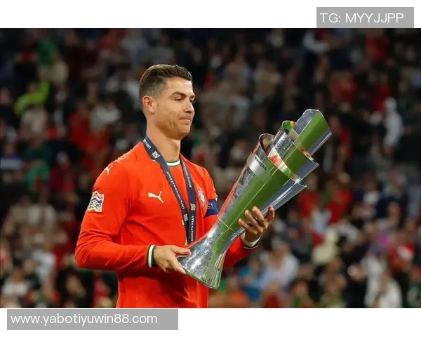 C罗因国家队停赛缺席FIFA投票B席代为投票引关注